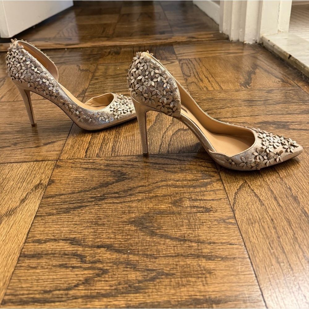 Inc. | Women's Karlay Pearl Gold | Size: US 7 | Metallic Gold Pumps with Flowers - Picture 4 of 6
